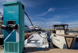 The Aqua 75 dual CCS configuration supercharging 2 electric boats simultaneously (Credit Aqua superPower Ltd) LR